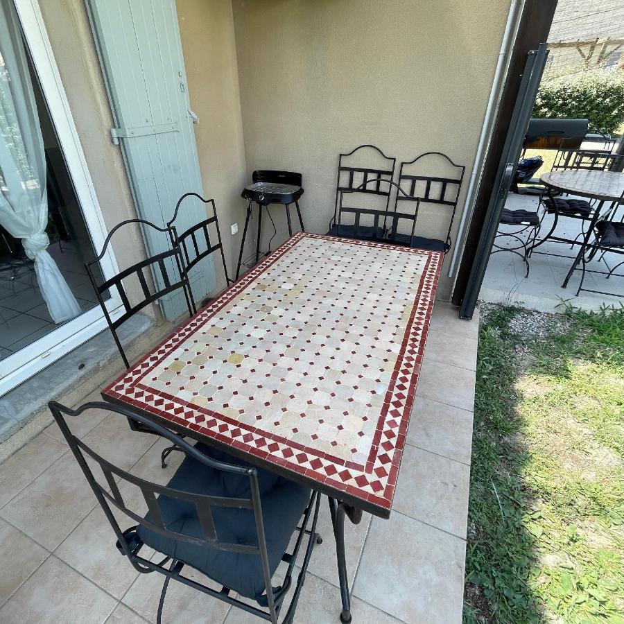 Maison Plain Pied Avec Climatisation Dans Une Residence Privee Avec Piscine Saint-Saturnin-les-Avignon ภายนอก รูปภาพ