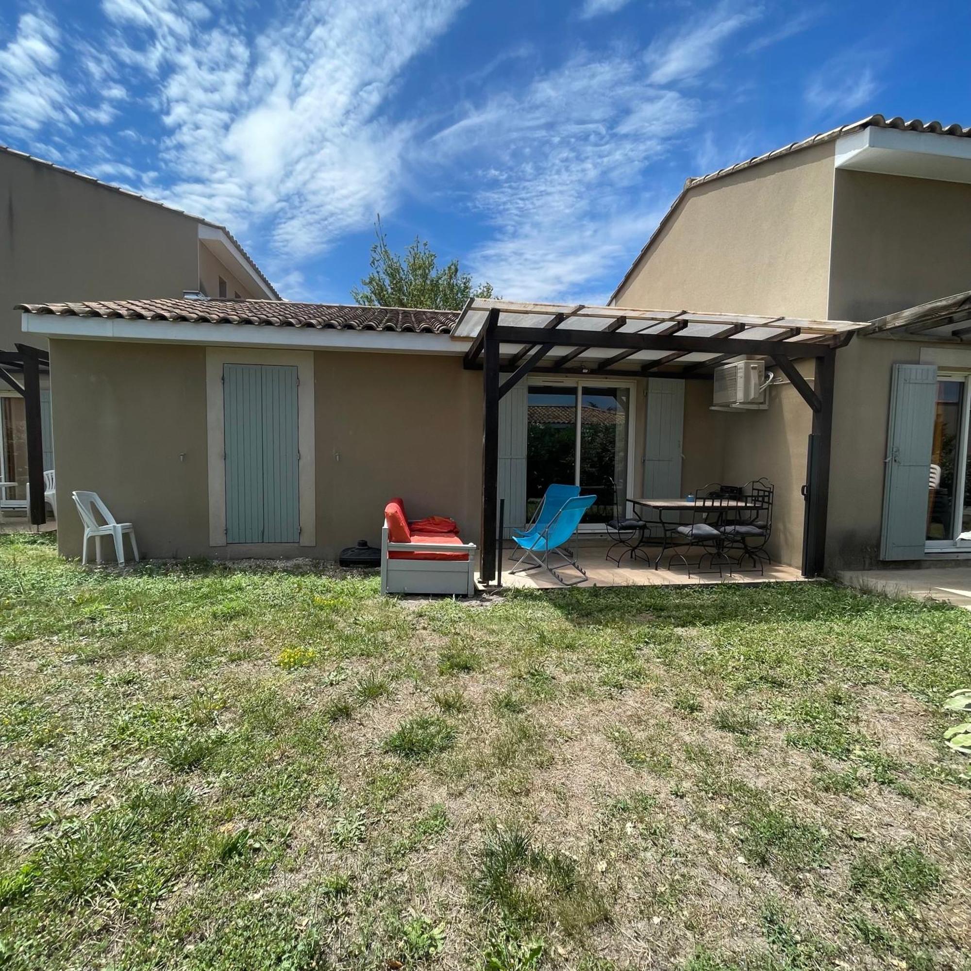 Maison Plain Pied Avec Climatisation Dans Une Residence Privee Avec Piscine Saint-Saturnin-les-Avignon ภายนอก รูปภาพ